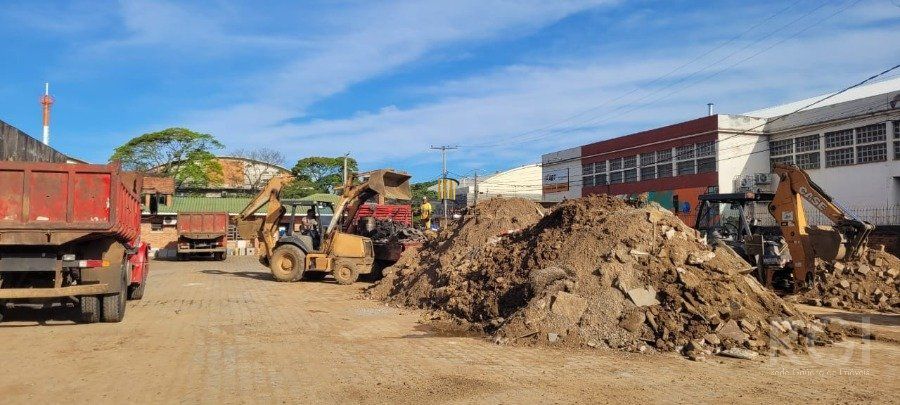 Depósito Pavilhão Venda no Bairro Navegantes  com 1800m²  de terreno e 324m² de escritórios - De esquina