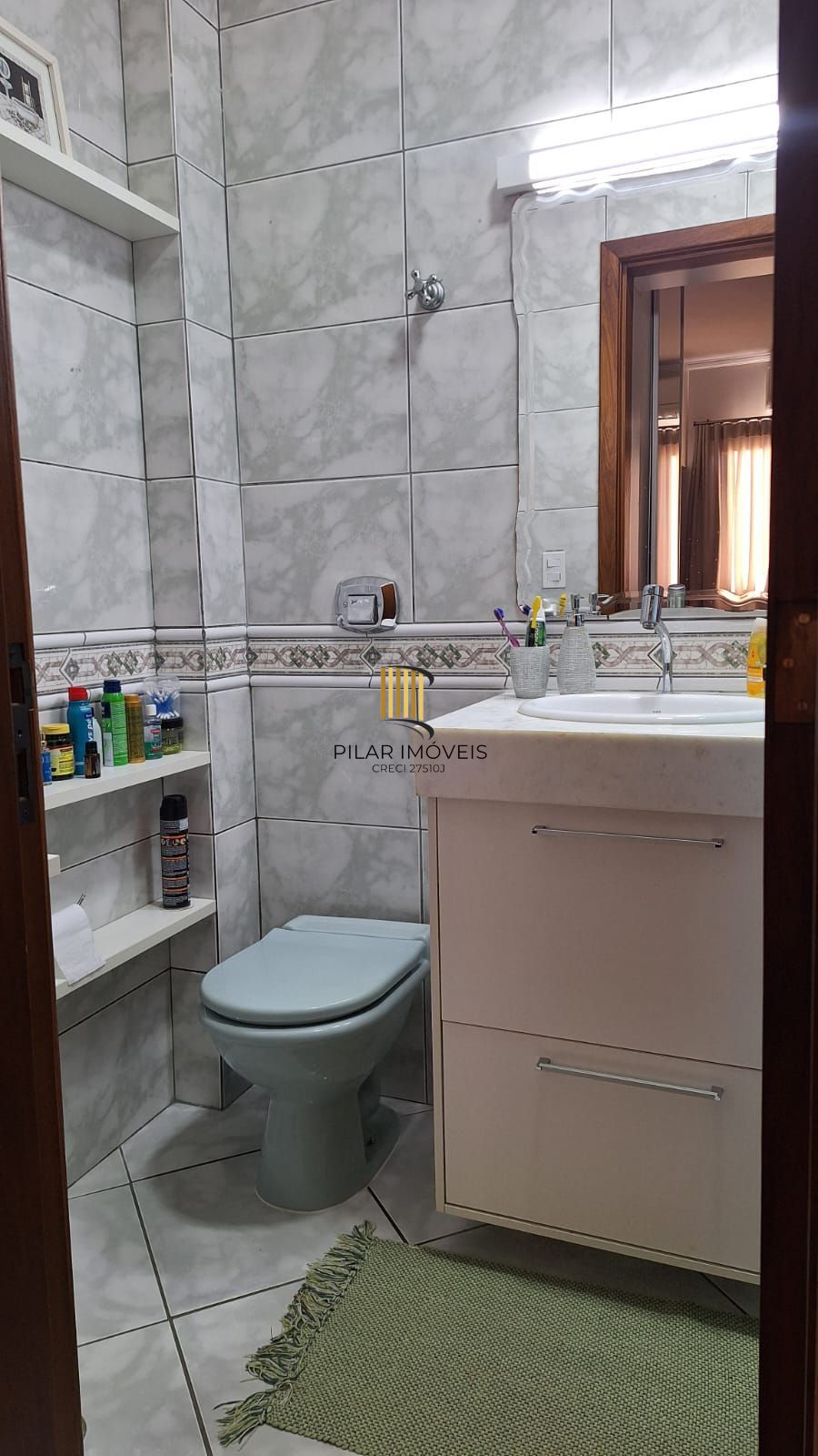 Apartamento de 2 domitórios, com varanda, churrasqueira, 2 vagas.