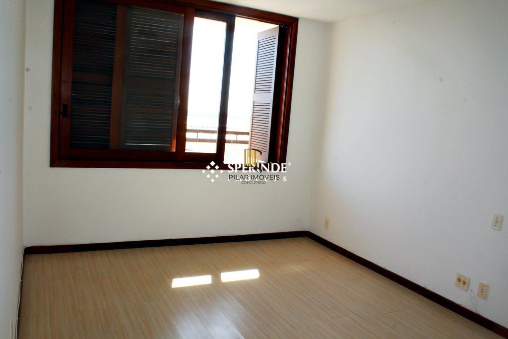 Venda Apartamento tipo Cobertura horizontal com vista panorâmica com Três quartos, uma suíte com banheira de hidromassagem, closet. Junto ao Menino Deus