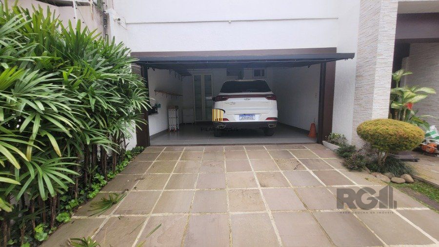 Venda, casa com 3 dormitórios, sendo 2 suítes, piscina, opção para 4º dormitório, 4 vagas, na Chácara das pedras, Porto Alegre RS