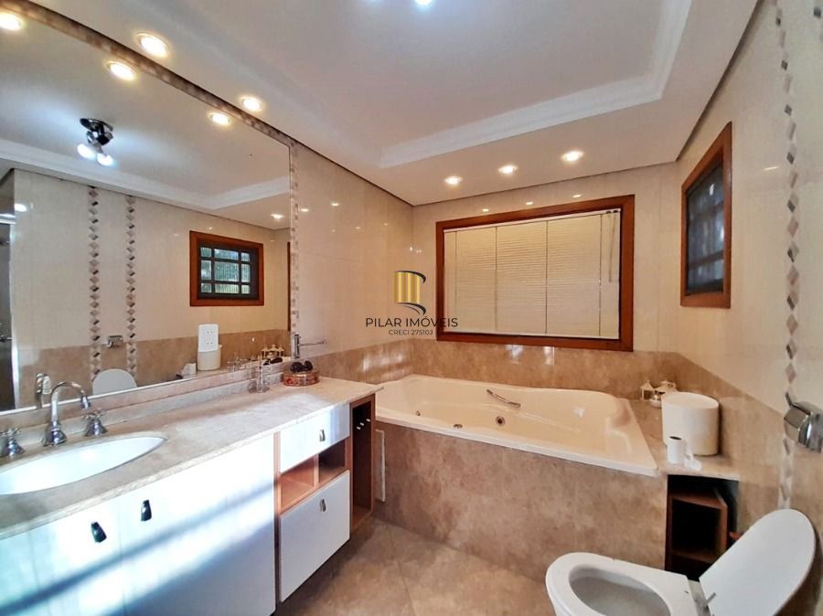 Casa 5 dormitórios no bairro Vila Nova