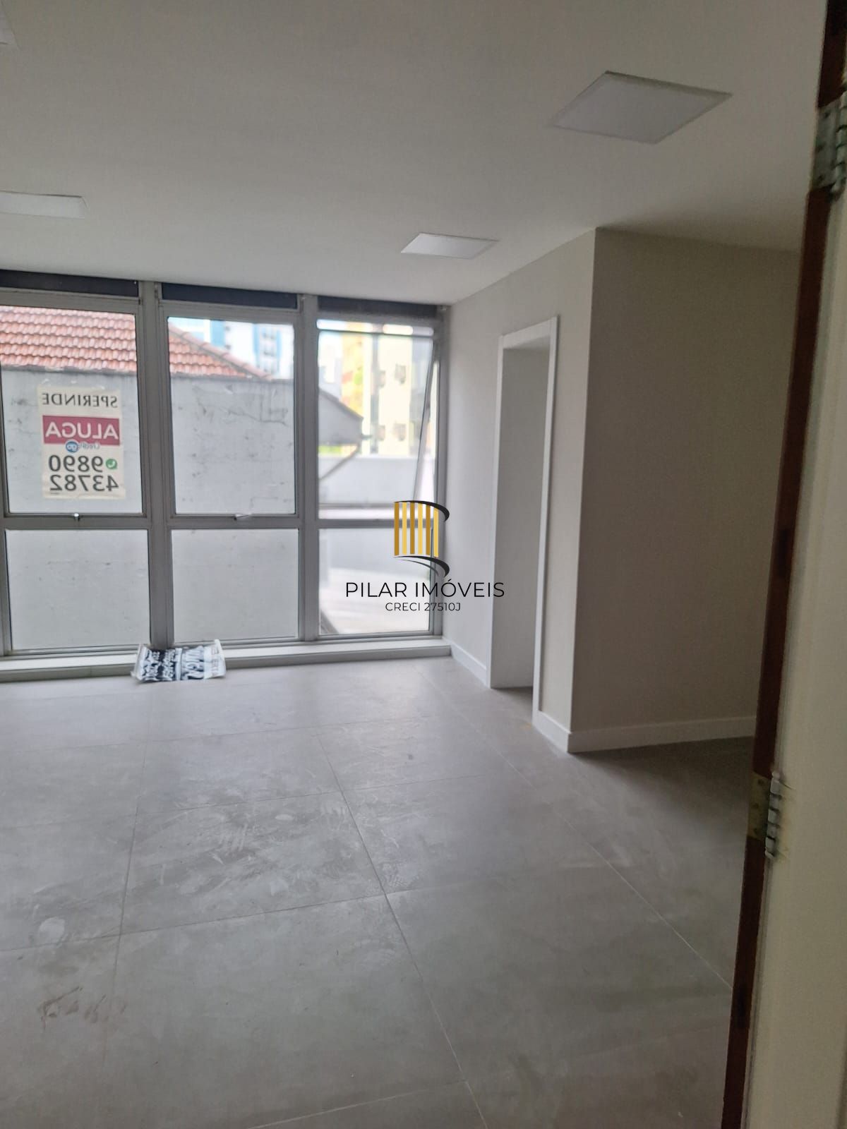 Sala coml. térreo,36m2, 02 banhs. rua D.Laura, R,Branco, 01 vaga