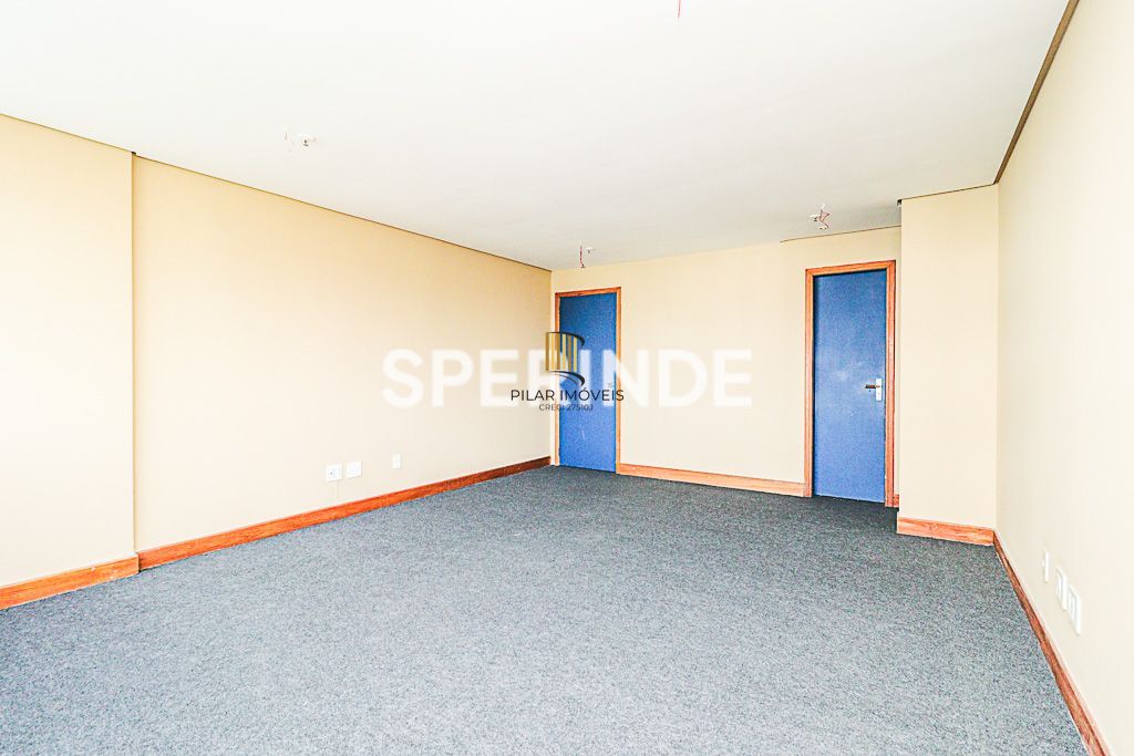SALA COMERCIAL 37,44M² TRÊS FIGUEIRAS, banh. privativo, piso carpete,