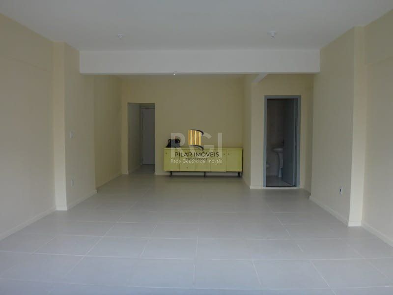 Sala comercial com 55,0 m2, com 2 banheiros e piso com porcelanato.