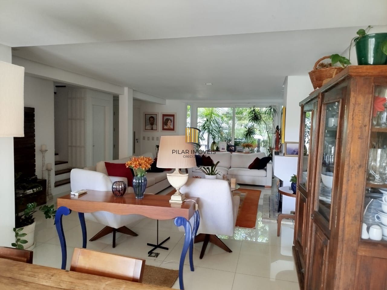 Venda casa em condomínio semi-novo com 330 metros quadrados privativos, 3 suítes, sendo 2 imensas e uma delas com lareira, lavabo, churrasqueira, terraço, piscina