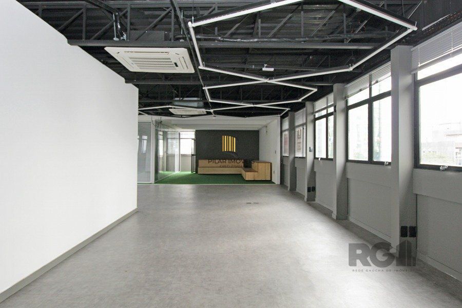 Conjunto com 171,46m² área privativa, com 1 vaga de garagem.