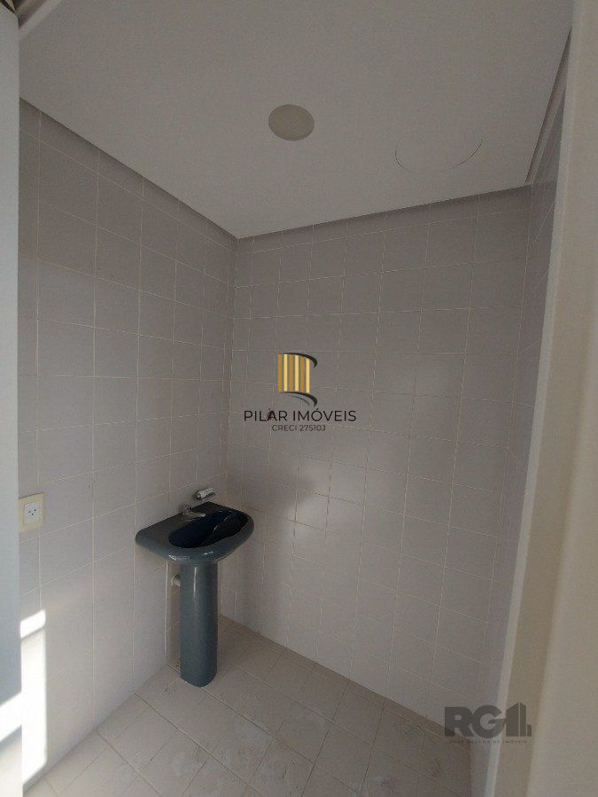 sala comercial, medindo 36,12 m² área privativa e 49,27 m² de área total, com 1 box coberto duplo, localizada no Moinhos de Vento