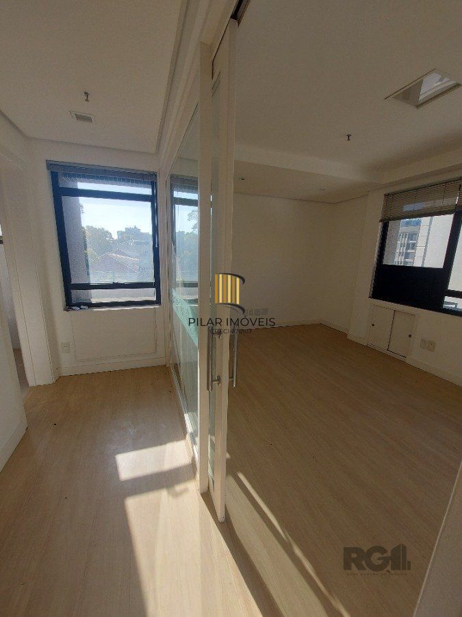sala comercial, medindo 36,12 m² área privativa e 49,27 m² de área total, com 1 box coberto duplo, localizada no Moinhos de Vento