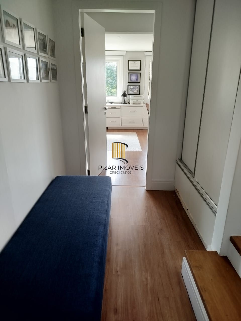 Venda casa em condomínio semi-novo com 330 metros quadrados privativos, 3 suítes, sendo 2 imensas e uma delas com lareira, lavabo, churrasqueira, terraço, piscina