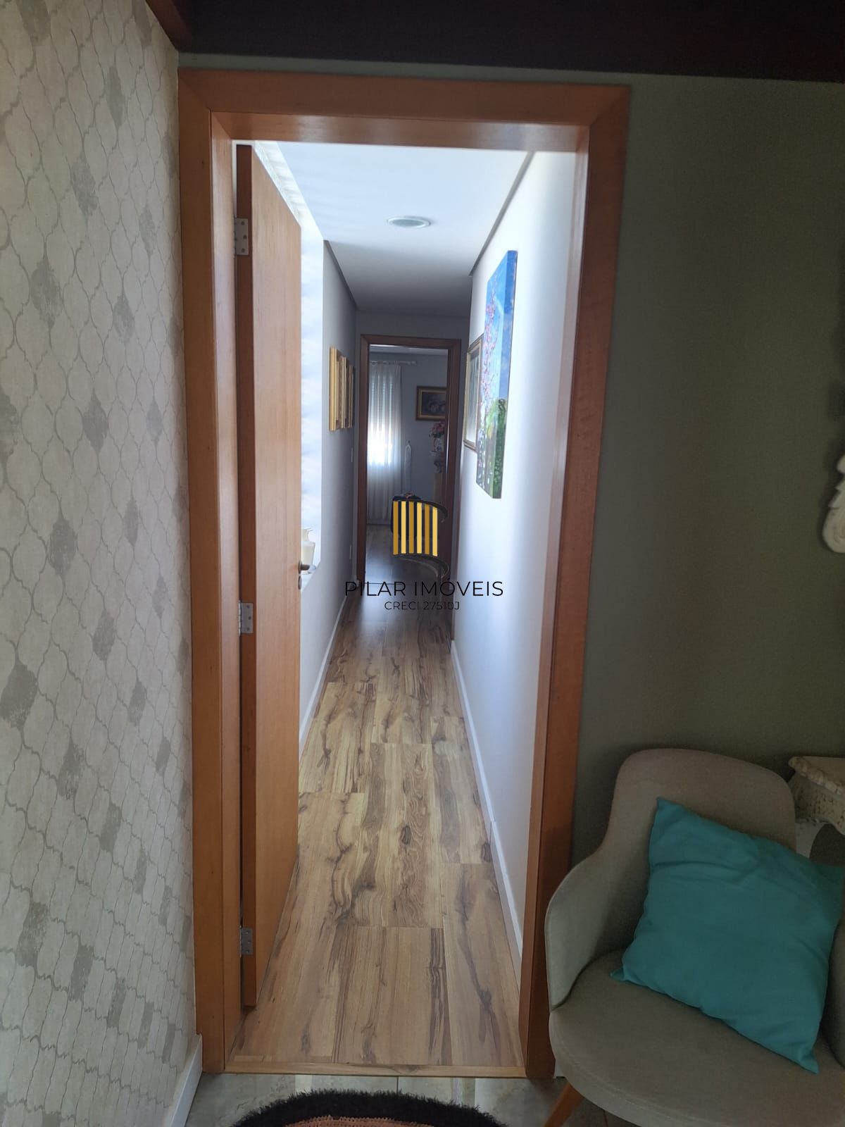 Excelente prédio na Vila Jardim Porto Alegre, de 870 metros de área construída com 02 apartamentos sendo  (#201 com 173,13m2 ) (#202 com 211,45m2) e 01cobertura com 180,00m2, sendo as 03 unidades totalmente mobiliadas com moveis sob medida, equipamentos de 1ª qualidade, Prédio com 05 vagas para estacionamento interno, coberto.