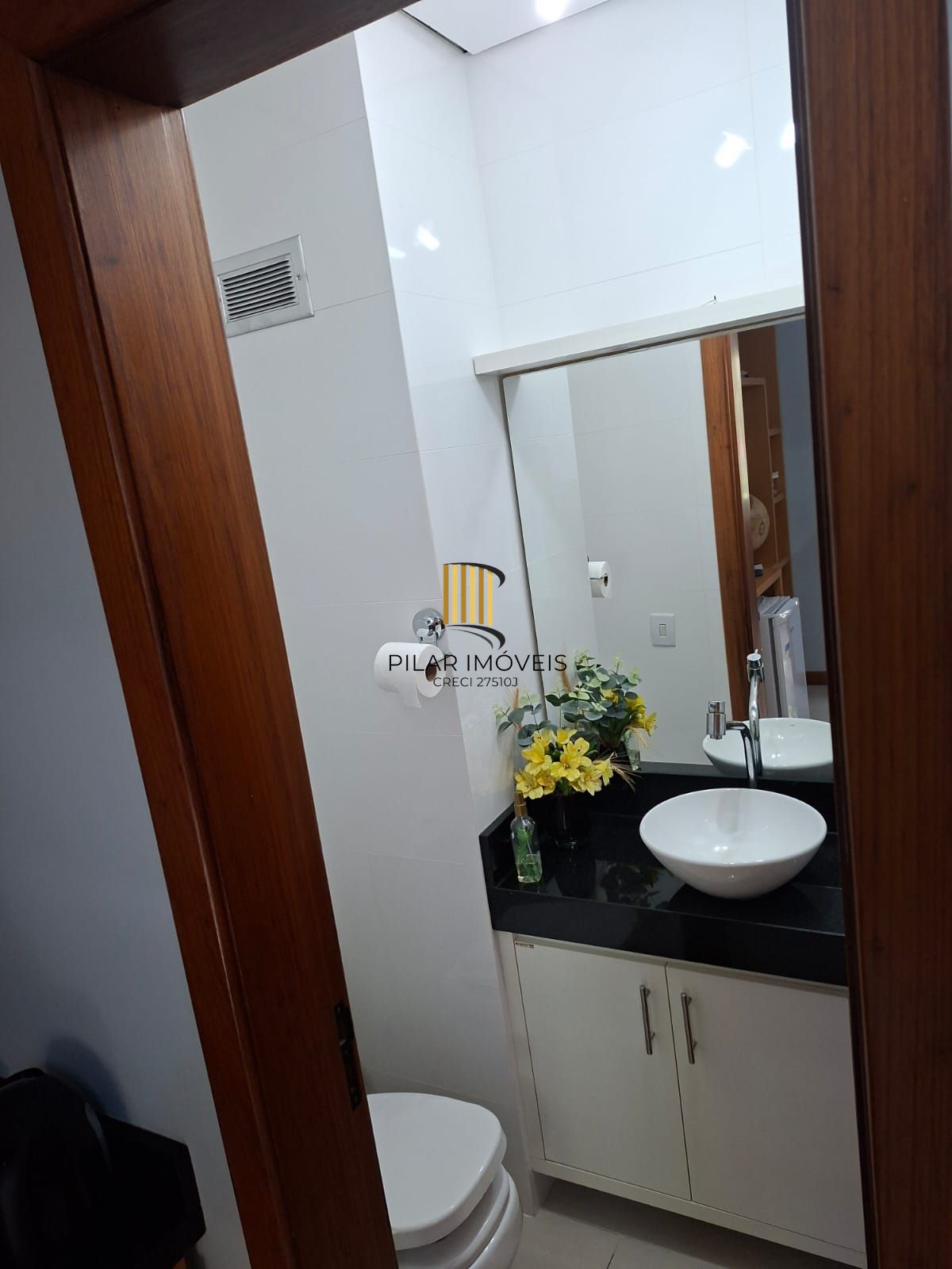 Sala com 41,14 me com uma vaga escriturada e coberta