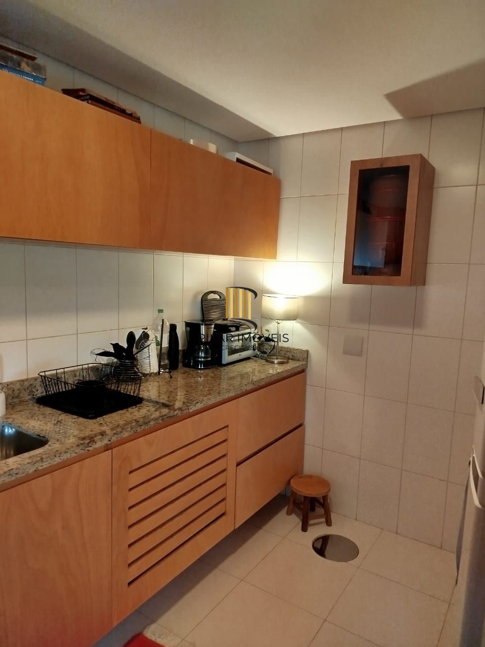 Venda casa em condomínio semi-novo com 330 metros quadrados privativos, 3 suítes, sendo 2 imensas e uma delas com lareira, lavabo, churrasqueira, terraço, piscina