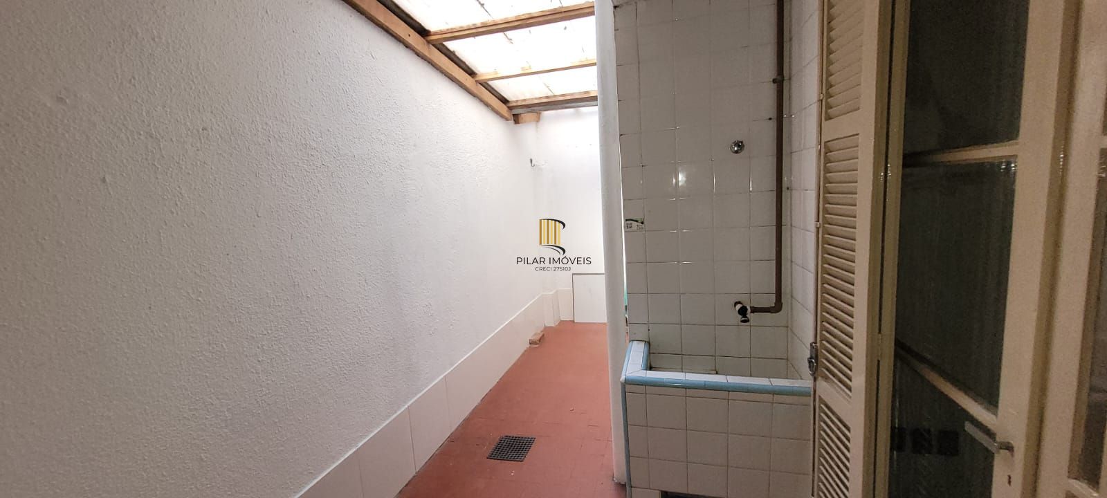 VENDA apartamento de 2 quartos térreo, localizado na rua Felipe de Oliveira, bairro Petrópolis