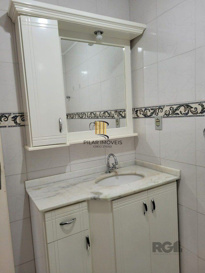 Apartamento 2 dormitórios com vaga no Bairro Cristal.