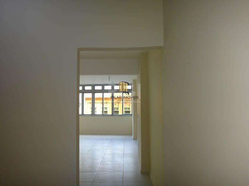 Sala comercial com 55,0 m2, com 2 banheiros e piso com porcelanato.