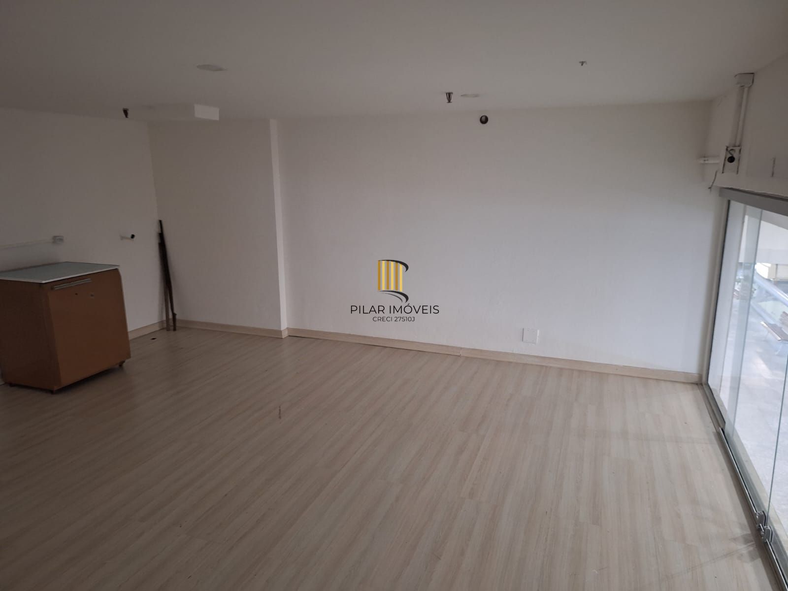 LOJA TÉRREA NA GALERIA QUINTA AVENIDA CENTER, Bairro Moinhos ,45,38 m2 com mezanino com vaga de garagem.