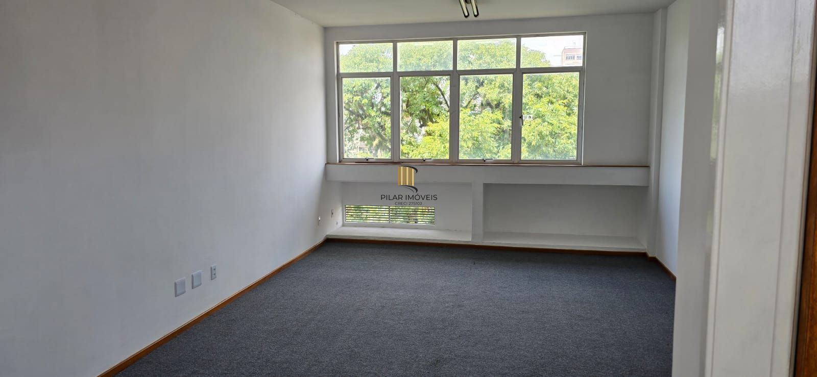 Excelente sala comercial de frente para a av. Polonia,