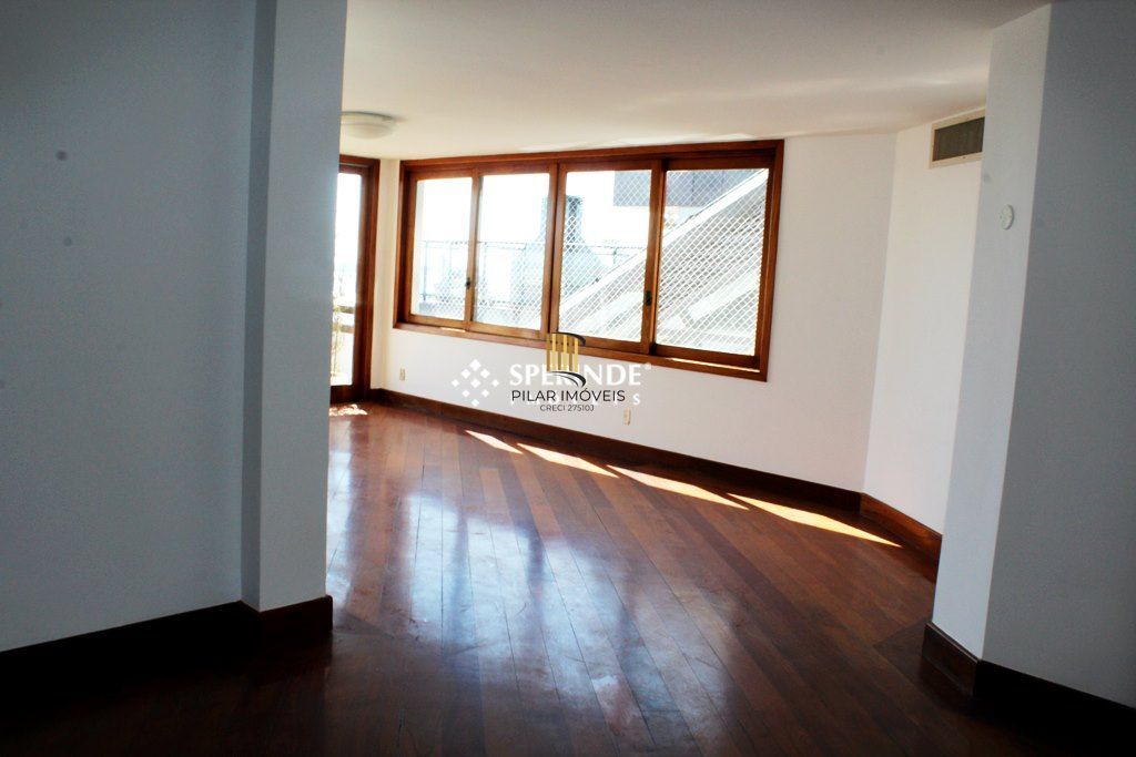 Venda Apartamento tipo Cobertura horizontal com vista panorâmica com Três quartos, uma suíte com banheira de hidromassagem, closet. Junto ao Menino Deus