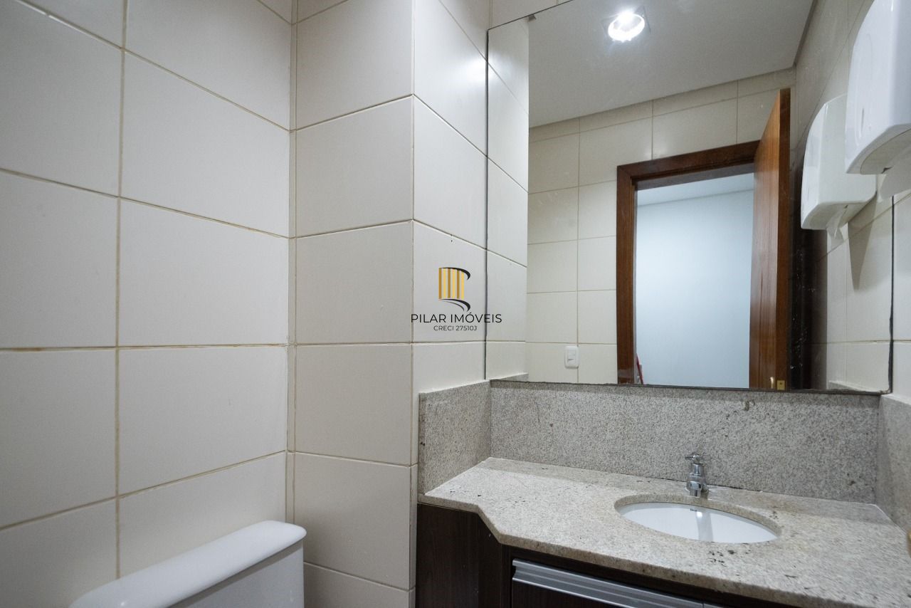 Conjunto comercial com 2 salas integradas, 2 banheiros e 3 vagas de garagem.