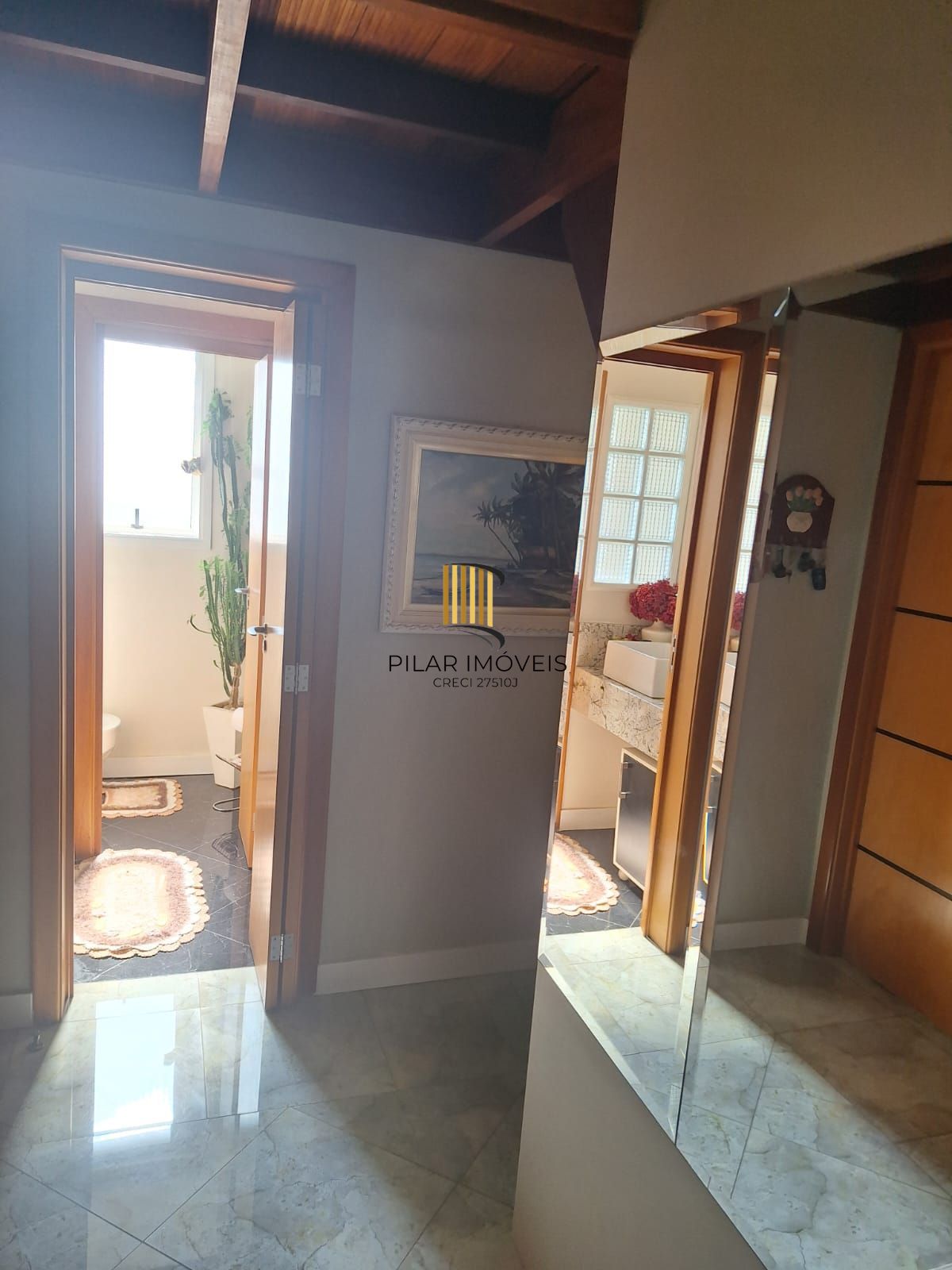 Excelente prédio na Vila Jardim Porto Alegre, de 870 metros de área construída com 02 apartamentos sendo  (#201 com 173,13m2 ) (#202 com 211,45m2) e 01cobertura com 180,00m2, sendo as 03 unidades totalmente mobiliadas com moveis sob medida, equipamentos de 1ª qualidade, Prédio com 05 vagas para estacionamento interno, coberto.