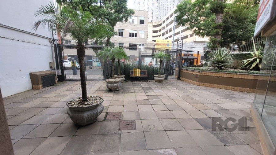 Loja a Venda na Rua Félix da Cunha, com 150m², Moinhos de Vento, entre a Av Cristóvão e Rua  Marques do Pombal, com amplo salão