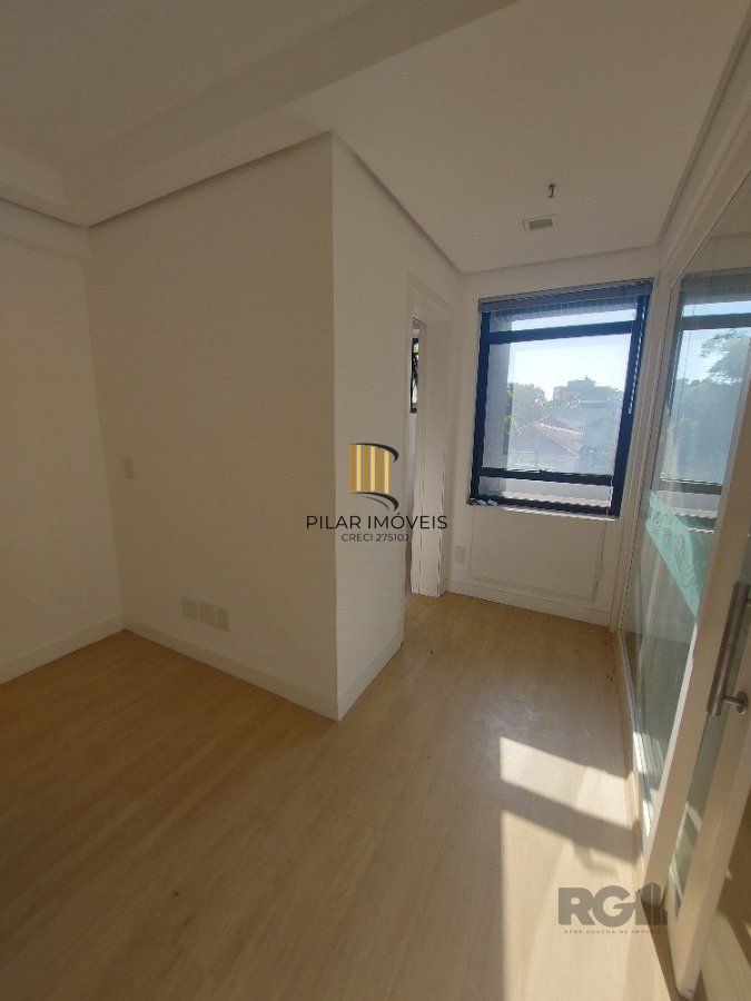 sala comercial, medindo 36,12 m² área privativa e 49,27 m² de área total, com 1 box coberto duplo, localizada no Moinhos de Vento