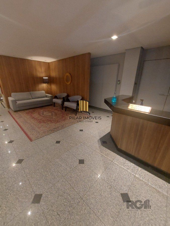 sala comercial, medindo 36,12 m² área privativa e 49,27 m² de área total, com 1 box coberto duplo, localizada no Moinhos de Vento