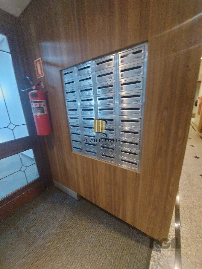 sala comercial, medindo 36,12 m² área privativa e 49,27 m² de área total, com 1 box coberto duplo, localizada no Moinhos de Vento