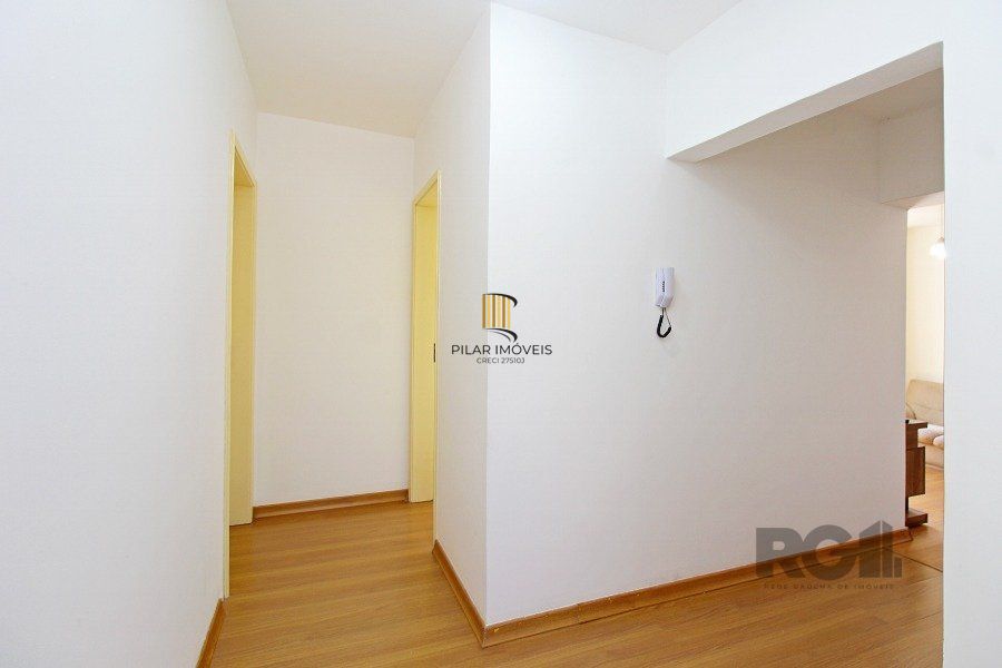 Apartamento 2 dormitórios com excelente localização, ventilado e iluminado., mobiliado, com churrasqueira ,  split nos quartos.