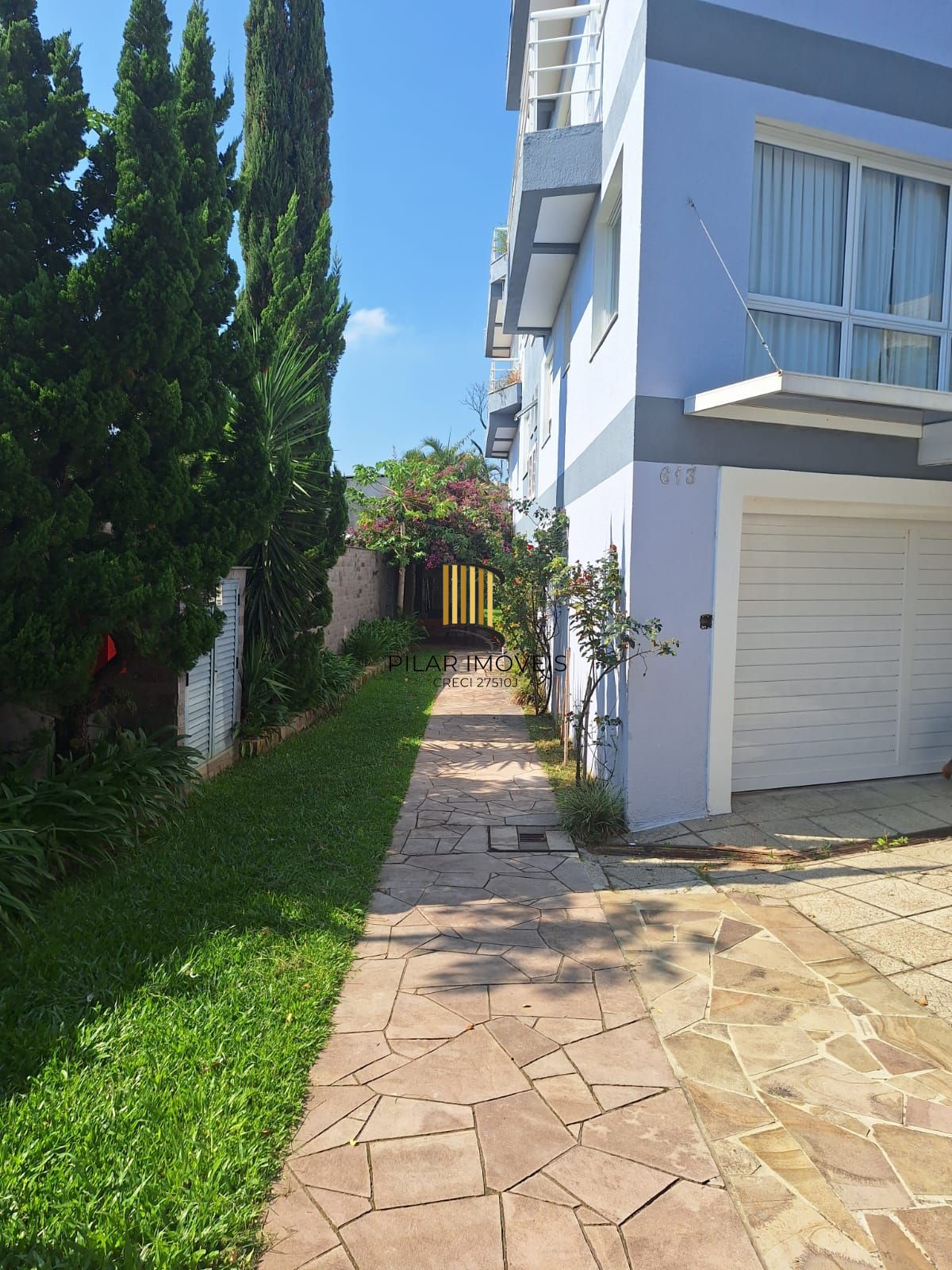 Excelente prédio na Vila Jardim Porto Alegre, de 870 metros de área construída com 02 apartamentos sendo  (#201 com 173,13m2 ) (#202 com 211,45m2) e 01cobertura com 180,00m2, sendo as 03 unidades totalmente mobiliadas com moveis sob medida, equipamentos de 1ª qualidade, Prédio com 05 vagas para estacionamento interno, coberto.