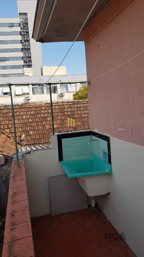 VENDA APARTAMENTO 2 DORMITÓRIOS, MENINO DEUS, REFORMADO,  BAIXA TAXA CONDOMINIAL, ENSOLARADO