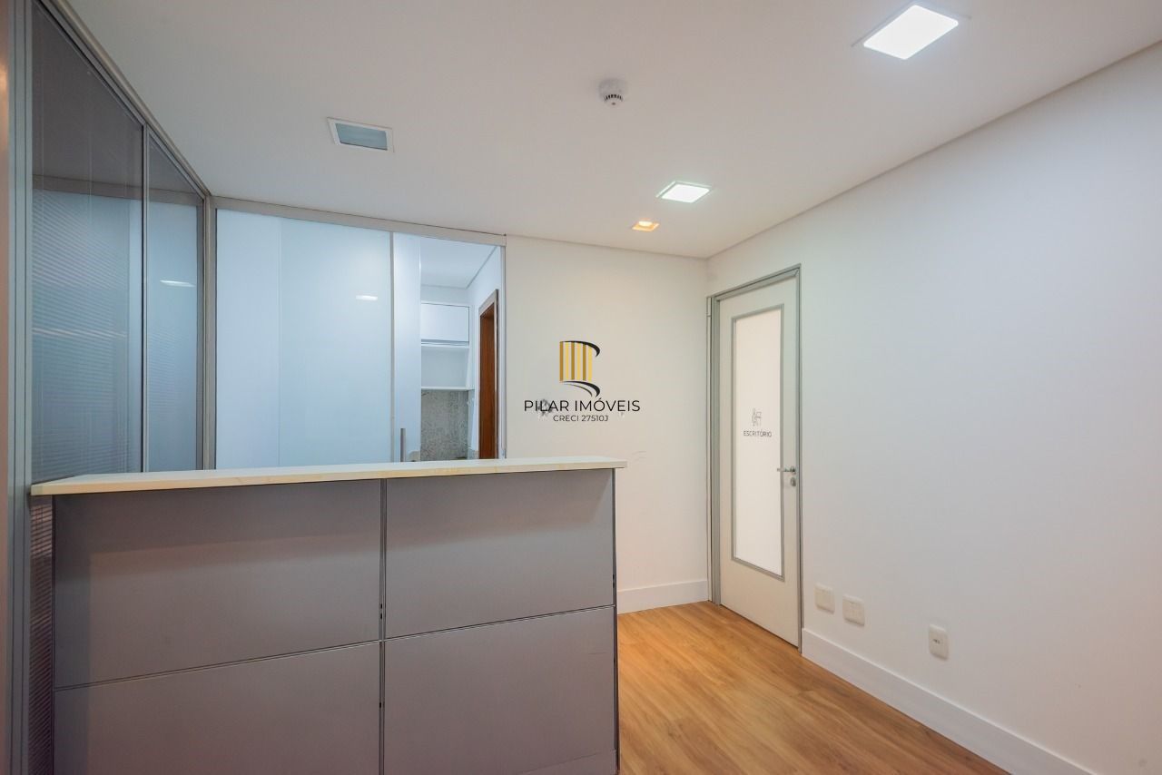 Conjunto comercial com 2 salas integradas, 2 banheiros e 3 vagas de garagem.