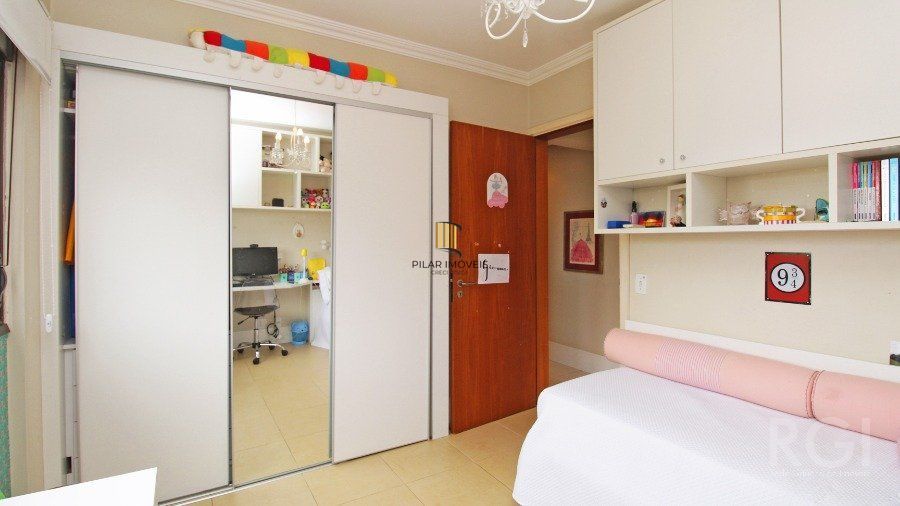 Apartamento para Venda  -  2 dormitórios,  1 suite,  andar alto,  LAREIRA, CHURRASQUEIRA 2 vagas - Petrópolis