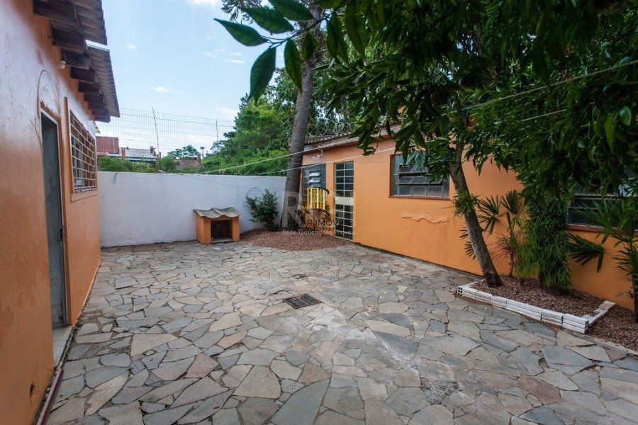Casa para Venda - 400m², 3 dormitórios, sendo 1 suites, 5 vagas - Cristal