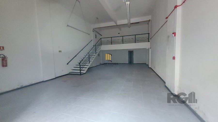 Loja a Venda na Rua Félix da Cunha, com 150m², Moinhos de Vento, entre a Av Cristóvão e Rua  Marques do Pombal, com amplo salão
