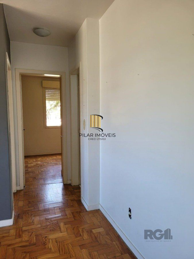 Apartamento 2 dormitórios com vaga no Bairro Cristal.