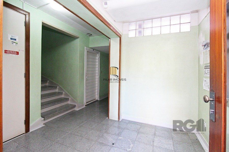 Apartamento 2 dormitórios com excelente localização, ventilado e iluminado., mobiliado, com churrasqueira ,  split nos quartos.