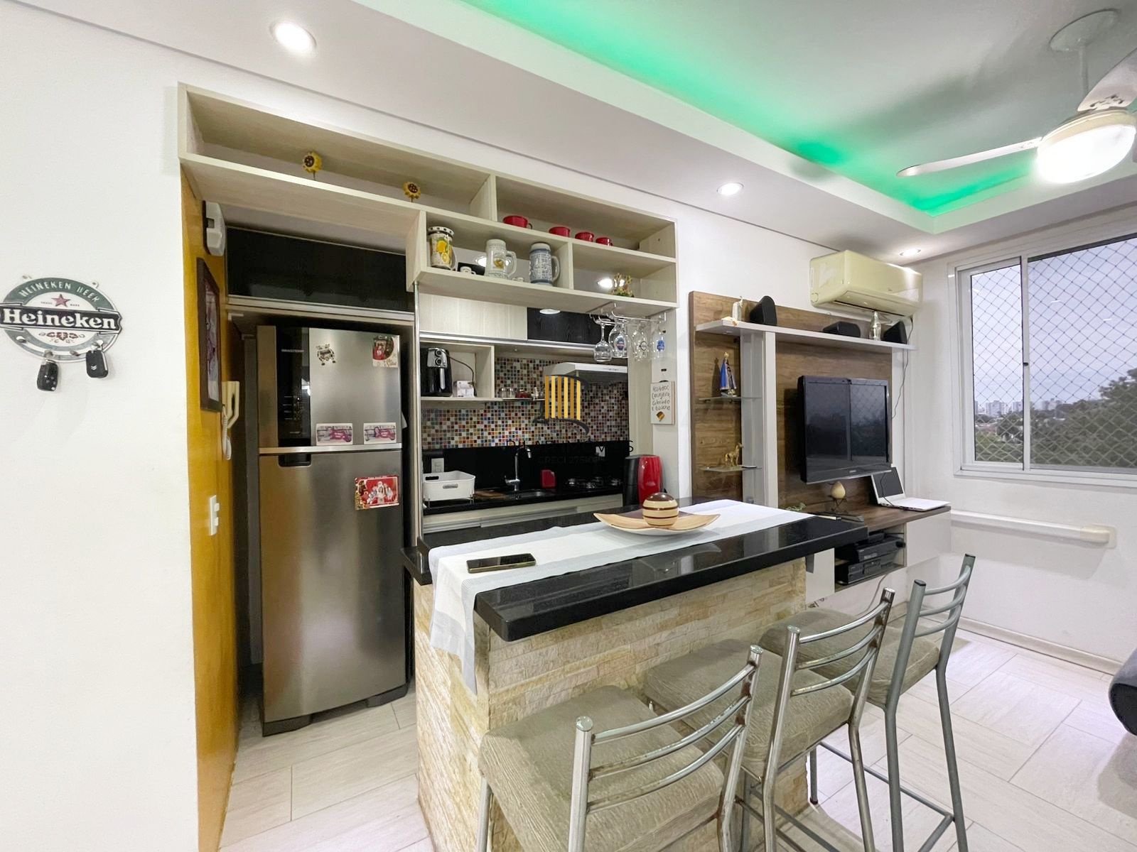 Excelente apartamento de 48,51m² com 2 dormitórios todo mobiliado, 1 banheiro com armário e vaga