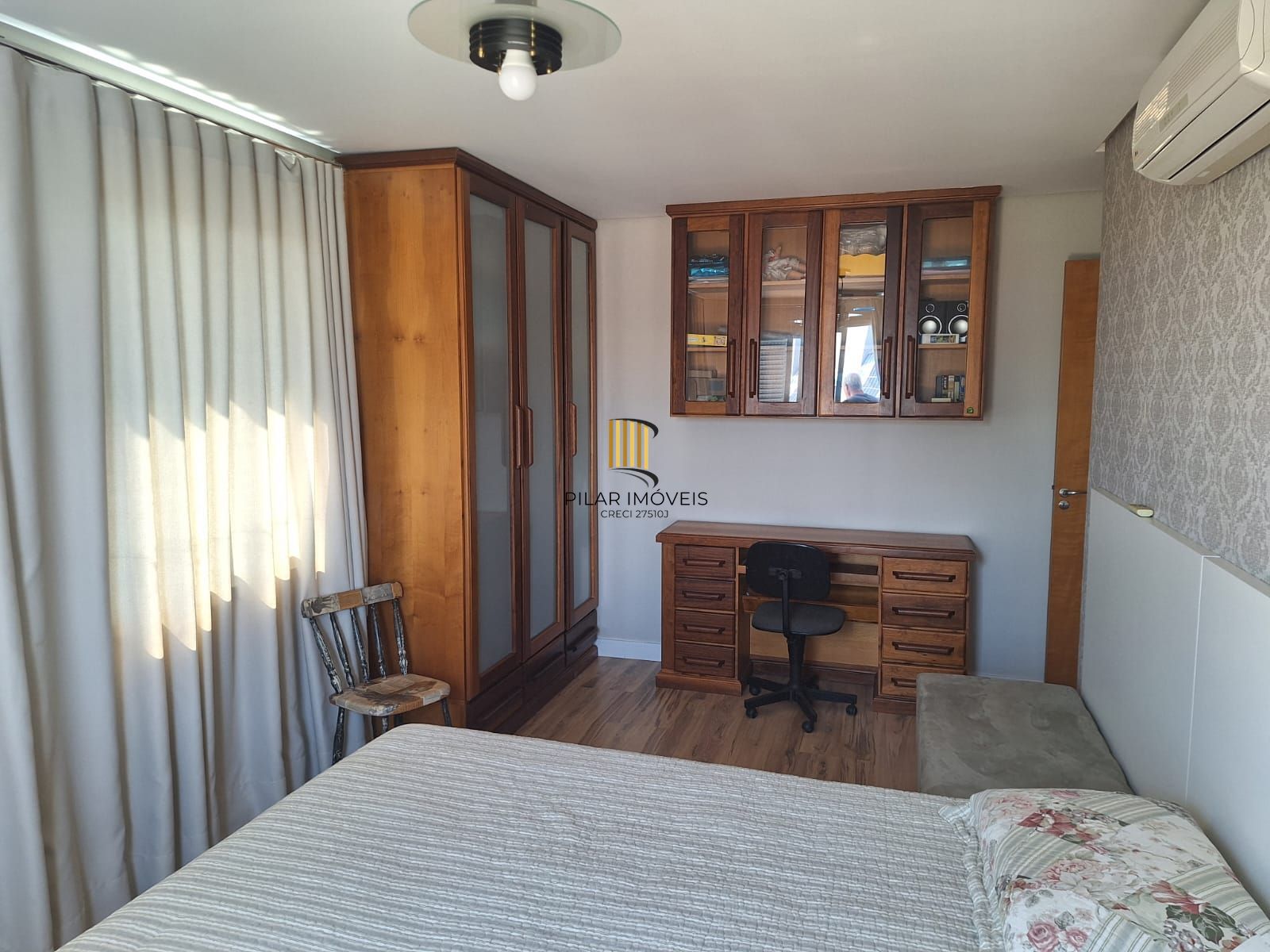 Excelente prédio na Vila Jardim Porto Alegre, de 870 metros de área construída com 02 apartamentos sendo  (#201 com 173,13m2 ) (#202 com 211,45m2) e 01cobertura com 180,00m2, sendo as 03 unidades totalmente mobiliadas com moveis sob medida, equipamentos de 1ª qualidade, Prédio com 05 vagas para estacionamento interno, coberto.