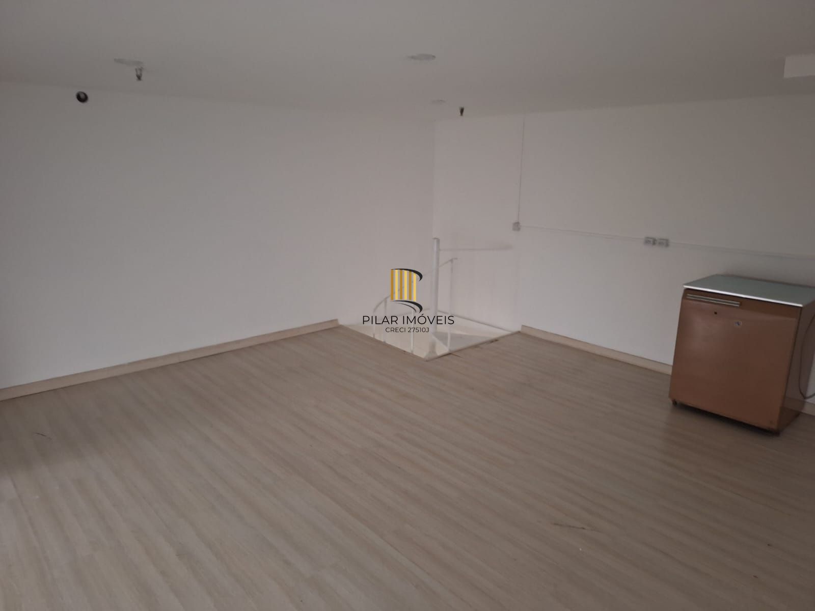 LOJA TÉRREA NA GALERIA QUINTA AVENIDA CENTER, Bairro Moinhos ,45,38 m2 com mezanino com vaga de garagem.