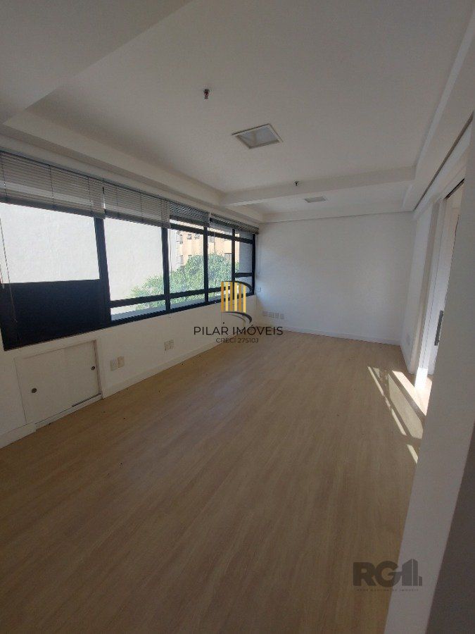 sala comercial, medindo 36,12 m² área privativa e 49,27 m² de área total, com 1 box coberto duplo, localizada no Moinhos de Vento