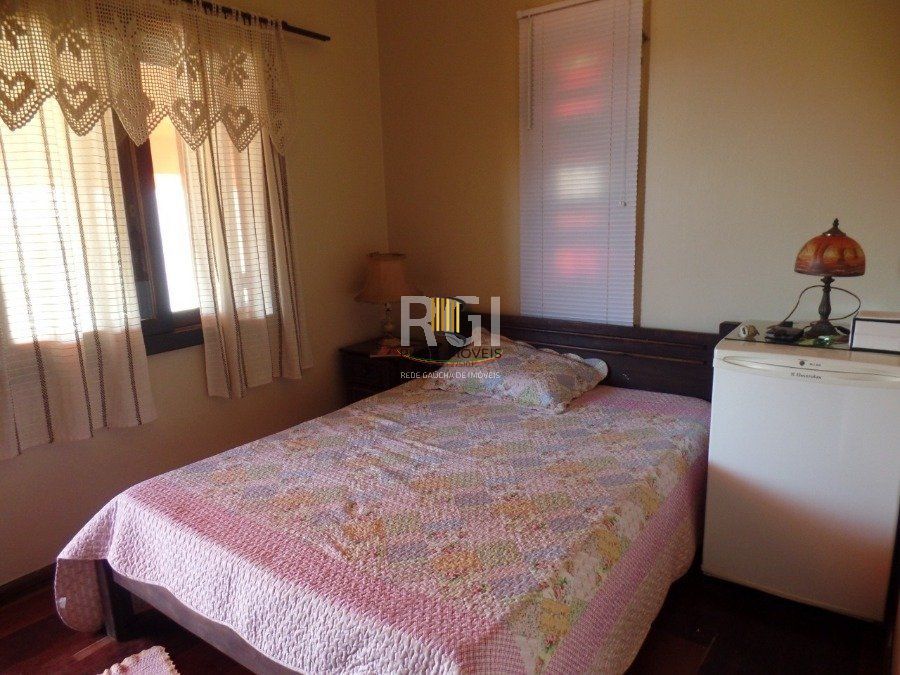 Casa para Venda - 180m², 3 dormitórios, sendo 1 suites, 2 vagas - Zona Nova