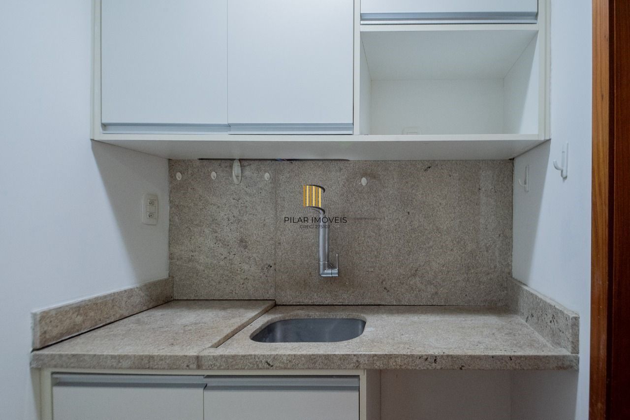 Conjunto comercial com 2 salas integradas, 2 banheiros e 3 vagas de garagem.