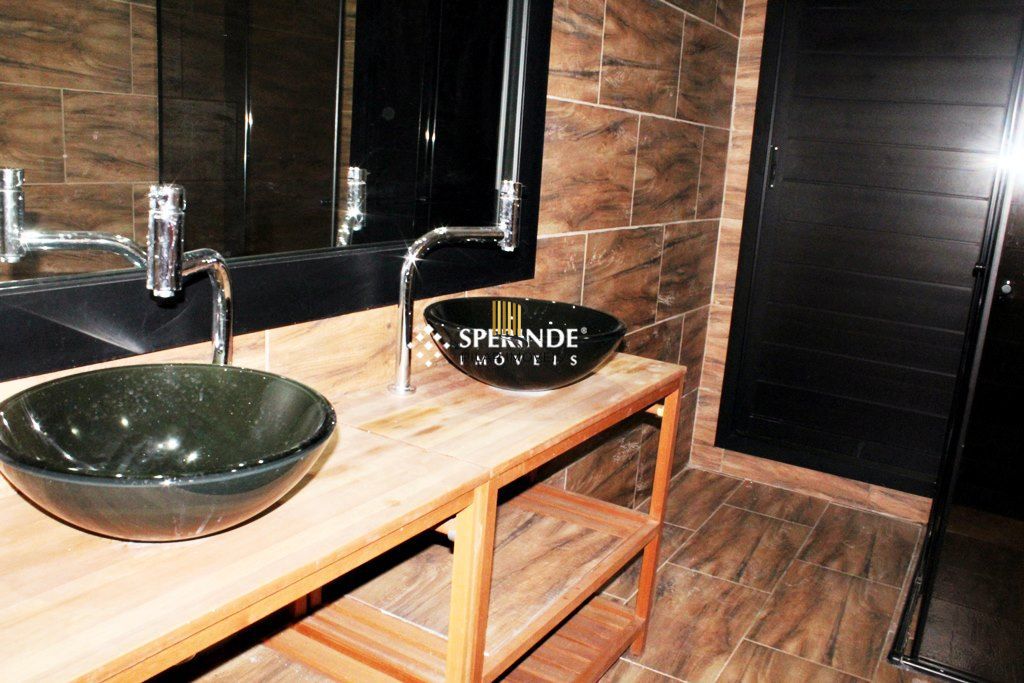 Venda Apartamento tipo Cobertura horizontal com vista panorâmica com Três quartos, uma suíte com banheira de hidromassagem, closet. Junto ao Menino Deus