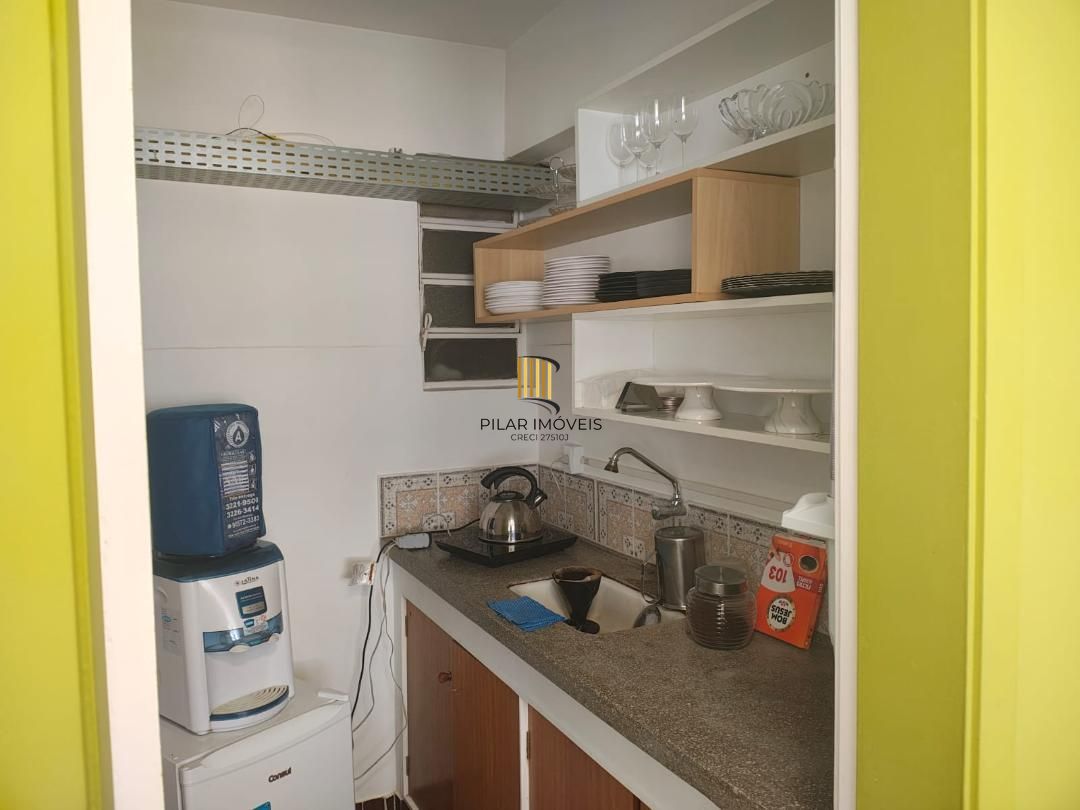 Excelente conjunto/sala separadas em sala 1001 e sala 1002 com 123, 68 m2 privativo cada sala (247,36m2 total das duas) 02 banheiro, 02 copas. Rua Andrade Neves.