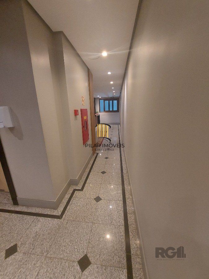 sala comercial, medindo 36,12 m² área privativa e 49,27 m² de área total, com 1 box coberto duplo, localizada no Moinhos de Vento