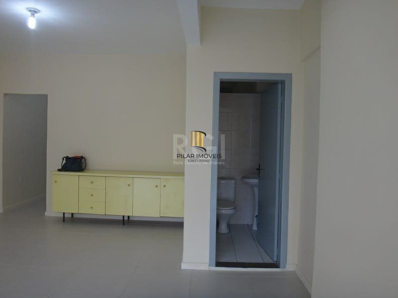 Sala comercial com 55,0 m2, com 2 banheiros e piso com porcelanato.