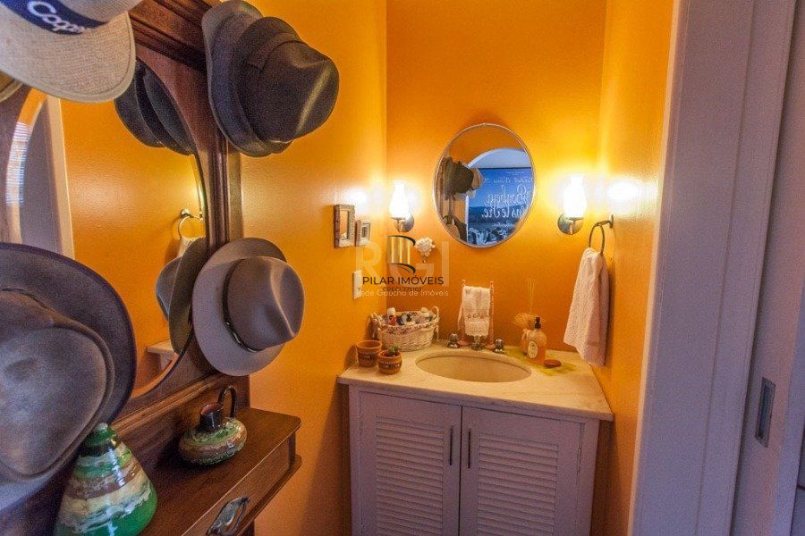 Casa para Venda - 400m², 3 dormitórios, sendo 1 suites, 5 vagas - Cristal