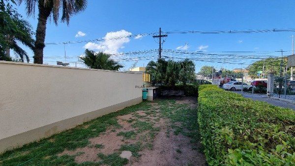 Apartamento 03 dormitórios, duas vagas individuais, edifício com infra, Bairro Cristal