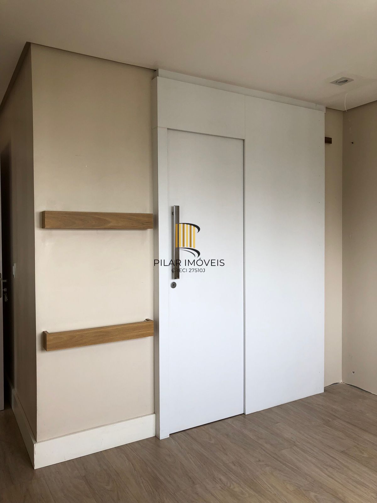 Apartamento 03 dormitórios, duas vagas individuais, edifício com infra, Bairro Cristal
